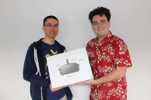 Palmer Freeman Luckey übergibt die erste Lieferung der Oculus Rift (Quelle: Palmer Freeman Luckey)