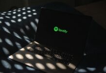 Spotify zieht die KI-Grenzen neu: Wie der Streamingdienst gegen AI Slop, Fake-KĂĽnstler und Stimmenklone vorgeht